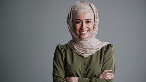 mujer sonriente en hijab