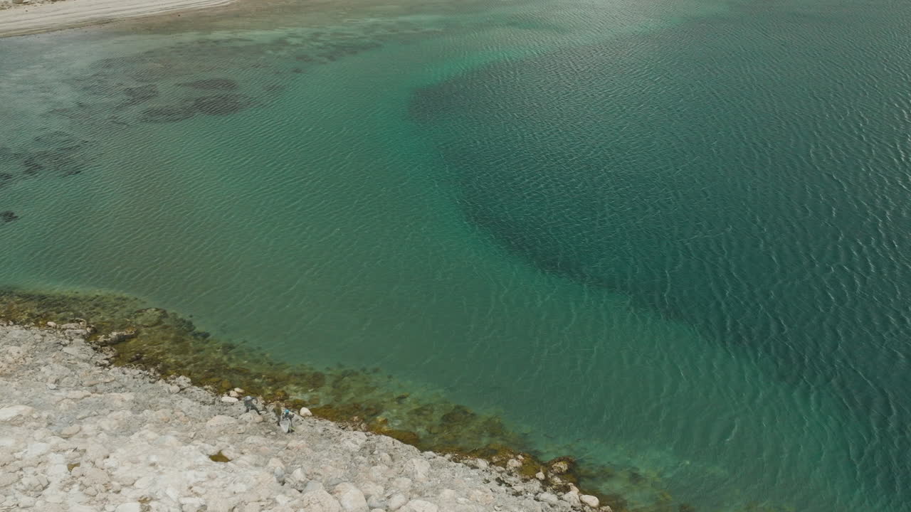 vista aérea de las hermosas aguas claras del lago strobel en argentina