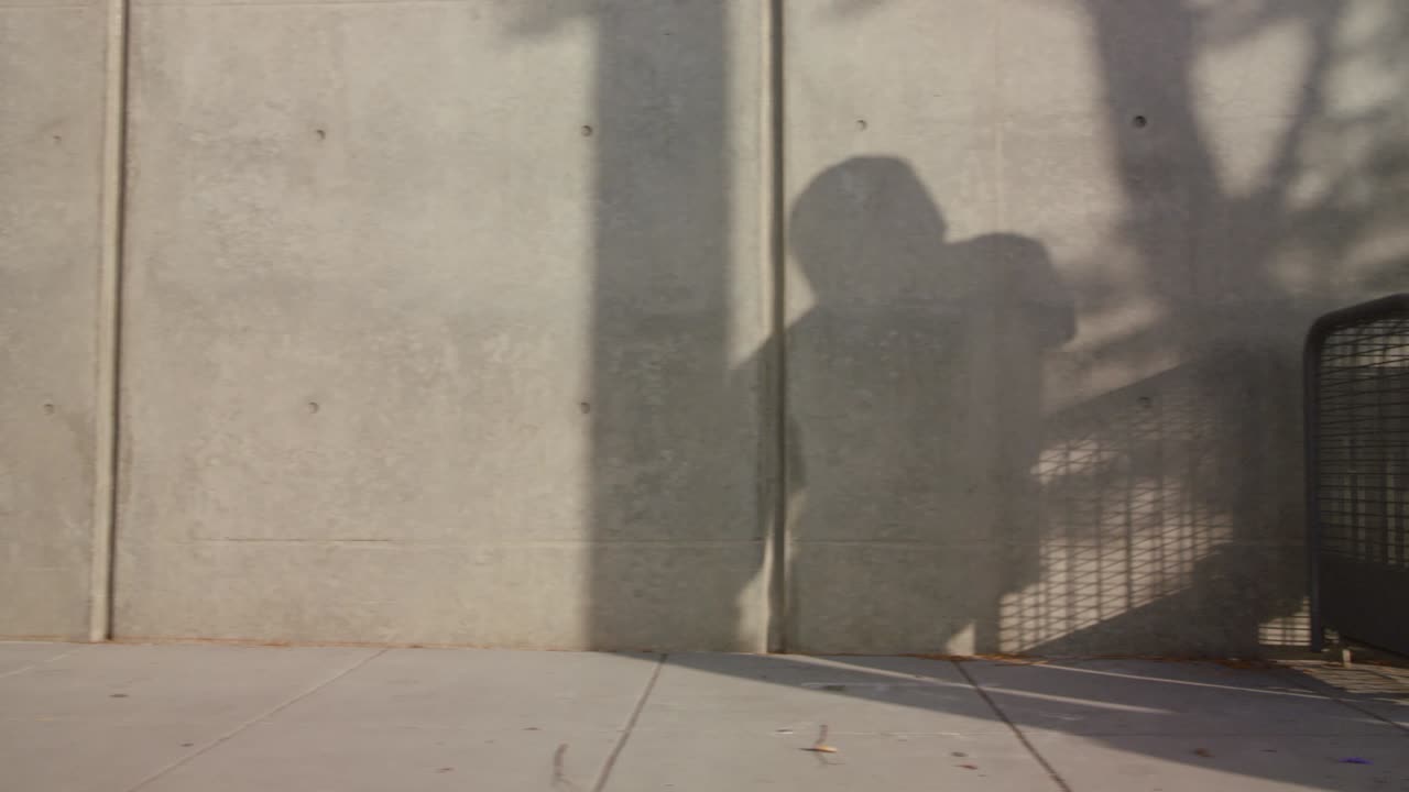 합의 그림자 남자 프리스타일 댄스 다운 도시 보행자