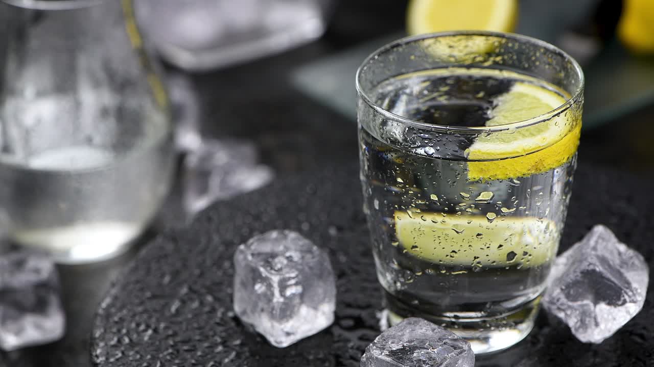 스파클링 워터 (seamless loopable footage, 4k)