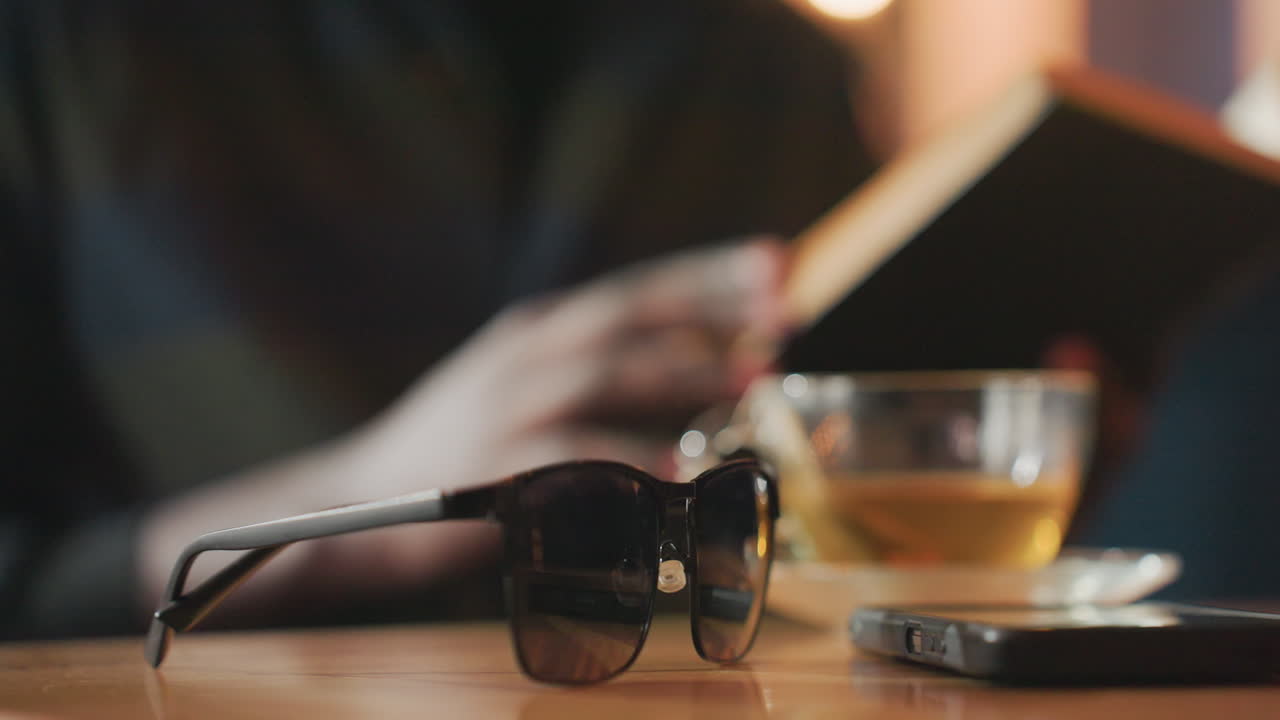 ambiente tranquilo de cafetería con luz solar, entorno sereno de cafetería con rincones de lectura, espacio de café relajado que se caracteriza por un entorno tranquilo y abundante luz solar para leer