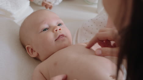 madre feliz jugando con el bebé en casa madre amorosa cuidando al niño pequeño divirtiéndose padre vincularse con el niño disfrutando de la maternidad cuidado de niños