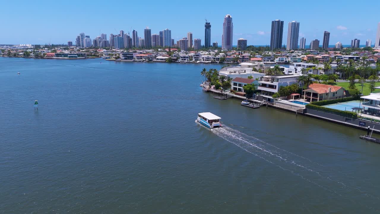 페리는 도시 스카이라인과 함께 강을 따라 이동합니다.