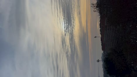 nubes con el reflejo del sol poniéndose