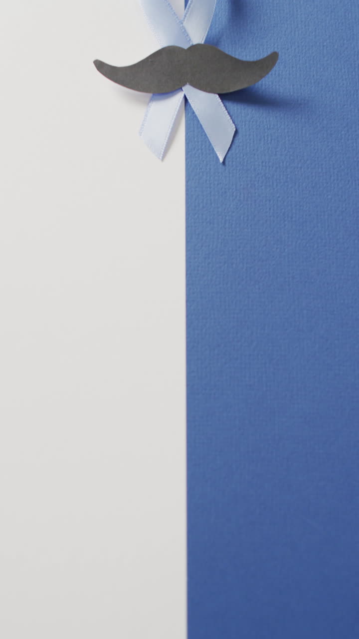 video vertical de cinta azul y bigote sobre fondo blanco y azul