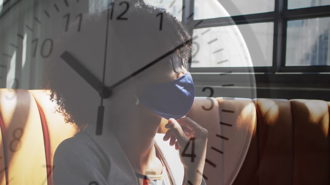 기술을 사용하여 얼굴 마스크를 입은 아프리카계 미국인 여성의 시계 애니메이션