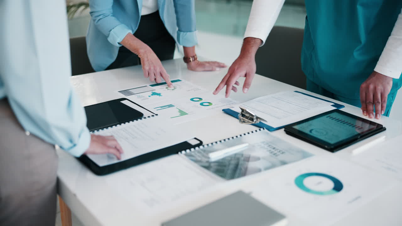 profesionales médicos discutiendo los historiales de los pacientes durante una reunión