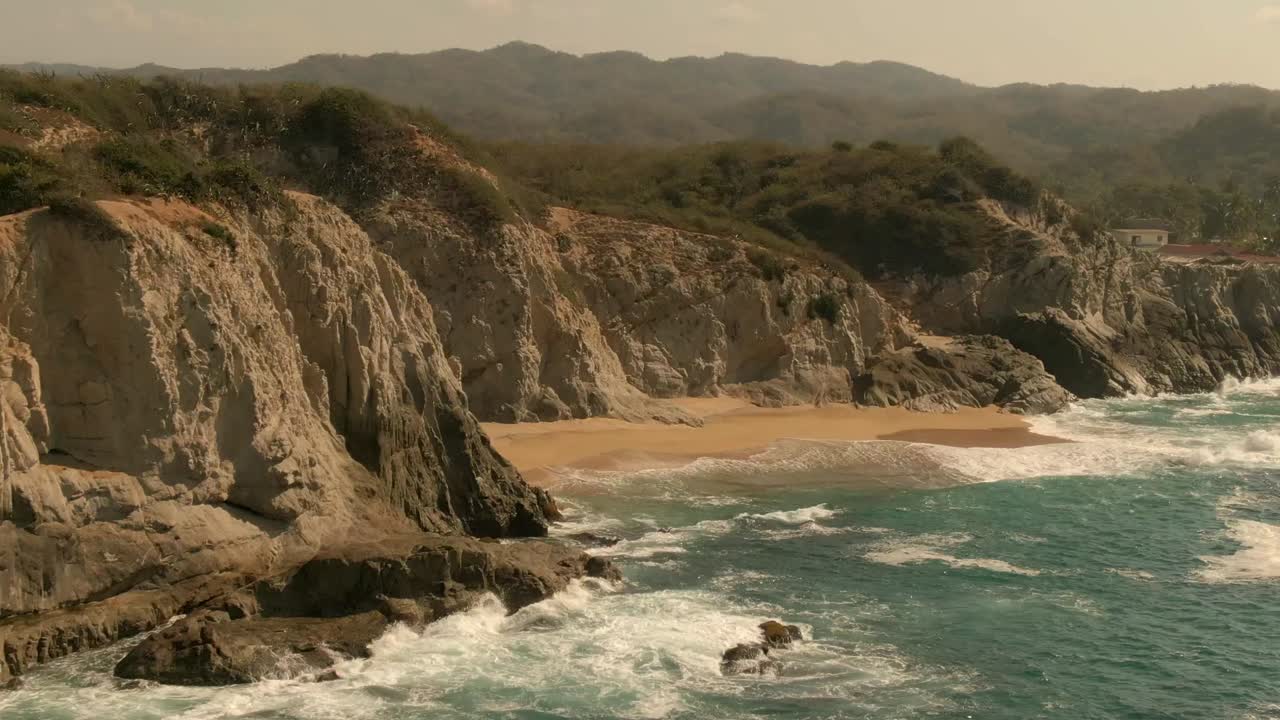 acantilados escarpados en la serena playa de faro de bucerías, playa maroma en michoacán, méxico