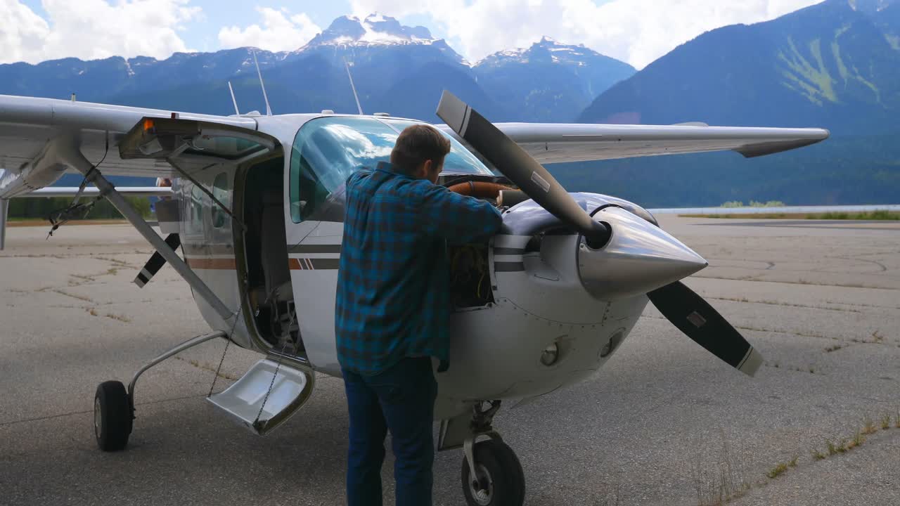 ingeniero de mantenimiento de motores de aviones cerca del hangar 4k