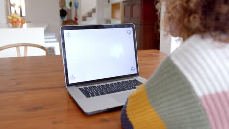 mujer afroamericana usando una computadora portátil con espacio de copia en la pantalla, cámara lenta