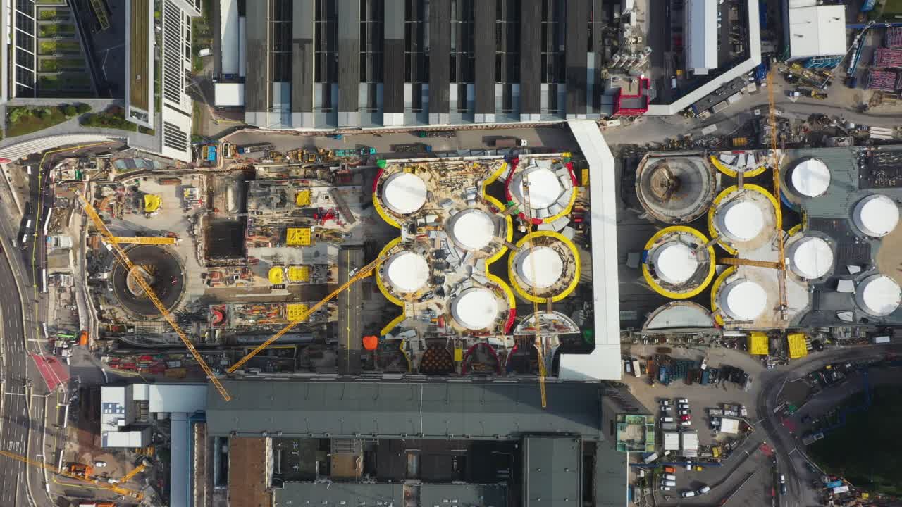 lapso de tiempo aéreo de arriba hacia abajo del enorme sitio de construcción de la estación principal de trenes stuttgart s21 con grúas y trabajadores de la construcción en stuttgart, alemania