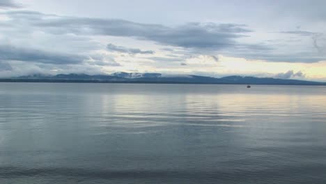 Ondas-De-Agua-Suave-Bajo-Un-Cielo-Gris-En-El-Lago-Champlain-En-Vermont