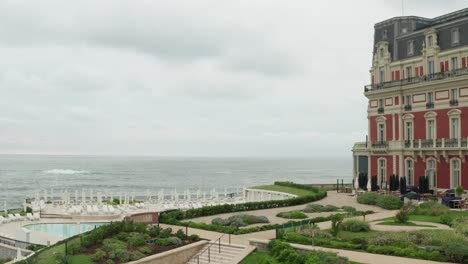 Hotel-Du-Palais-De-Biarritz-Con-Vistas-Al-Océano-Atlántico,-Francia