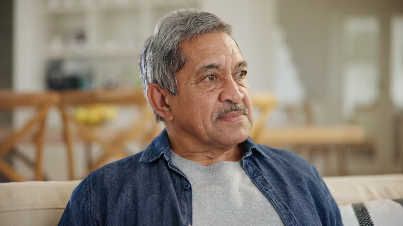 feliz, cara y anciano en el sofá en casa