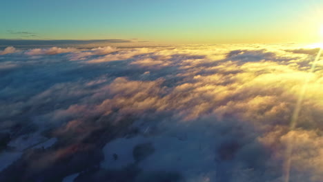 impresionante amanecer sobre las nubes, retroceso aéreo que revela el patrón de nubes a la luz del sol