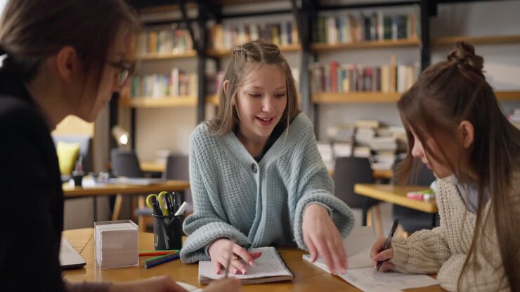 Teenagerpiger studerer med en tutor