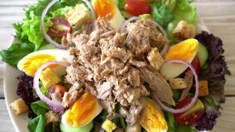 tuna with vegetable salad and eggs