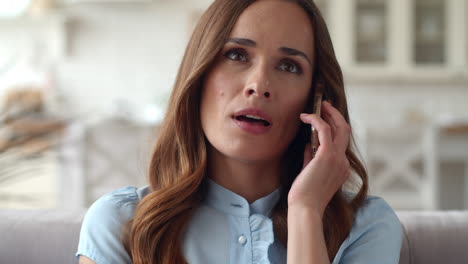mujer de negocios hablando amigablemente por teléfono en casa. dama gestando con el teléfono.