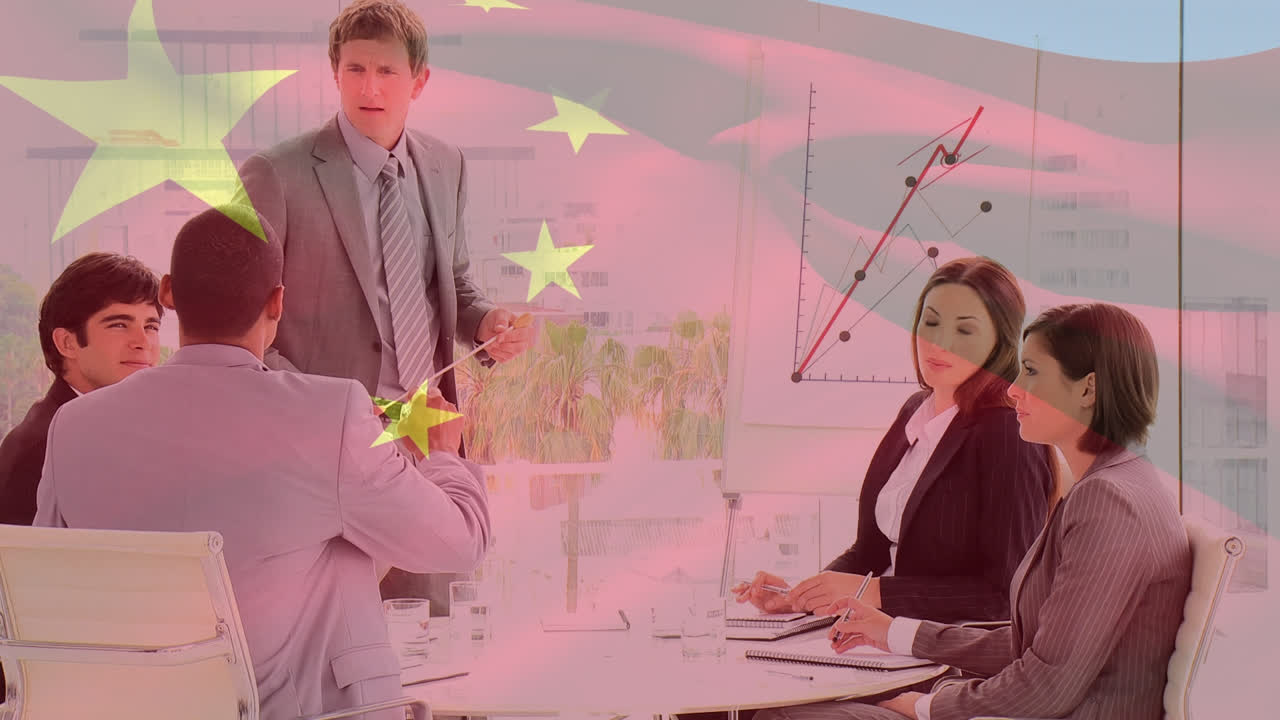 미국과 중국의 발을 흔들며 백인 고위 사업가 사무실에서 프레젠테이션을 하고 있습니다.