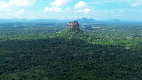 vista aérea del paisaje de drones de la formación de la fortaleza rocosa de sigiriya montaña en el bosque de la selva dambulla sri lanka asia kandy viajes turísticos