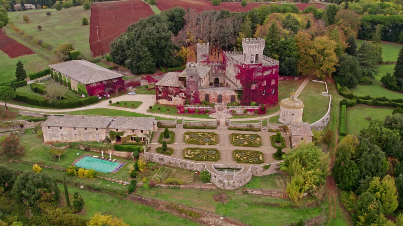 Høstlig skjønnhet omgir Castello di Celsa og hagene dens, Toscana, Italia