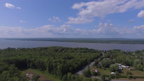 Toma-Aérea-Del-Río-Ottawa-En-Un-Hermoso-Día-Soleado