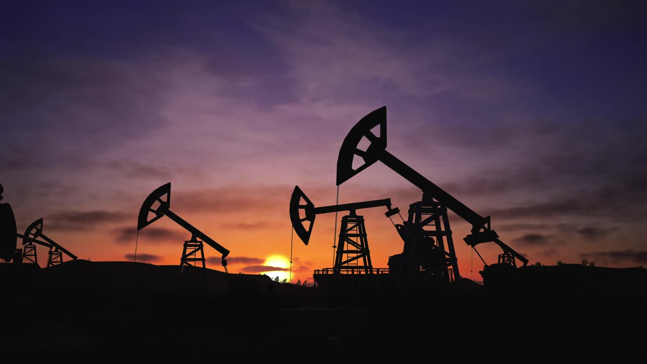 bomba de petróleo, equipos de la industria petrolera, perforaciones de perforación silueta del campo petrolífero al atardecer con un cielo dramático