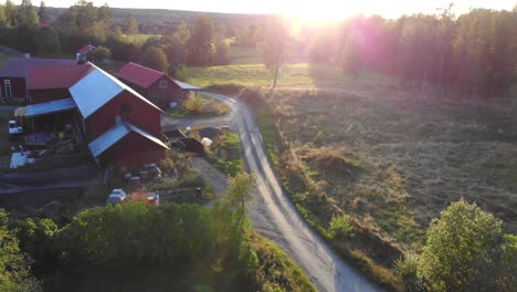 Drohnenaufnahmen,-Die-über-Eine-Kleine-Farm-In-Schweden-Fliegen
