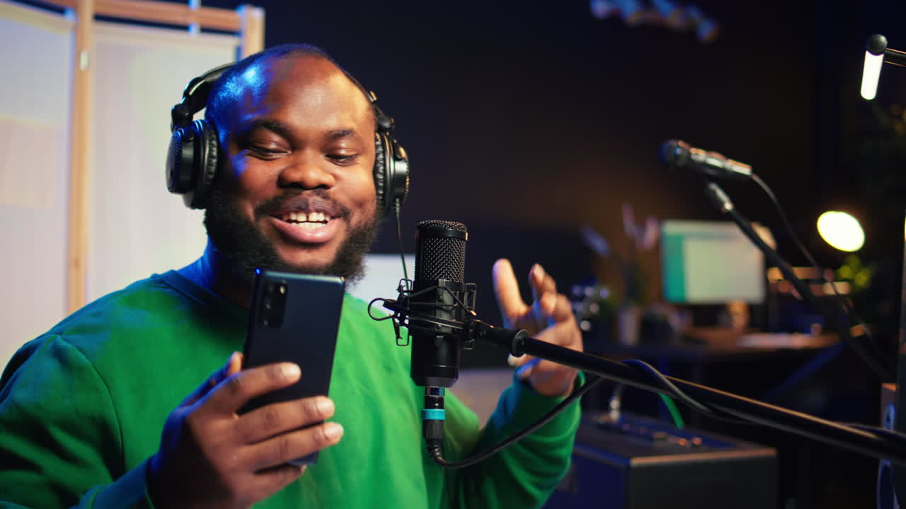 compositor cantando una nueva canción en su micrófono para producir nuevas pistas