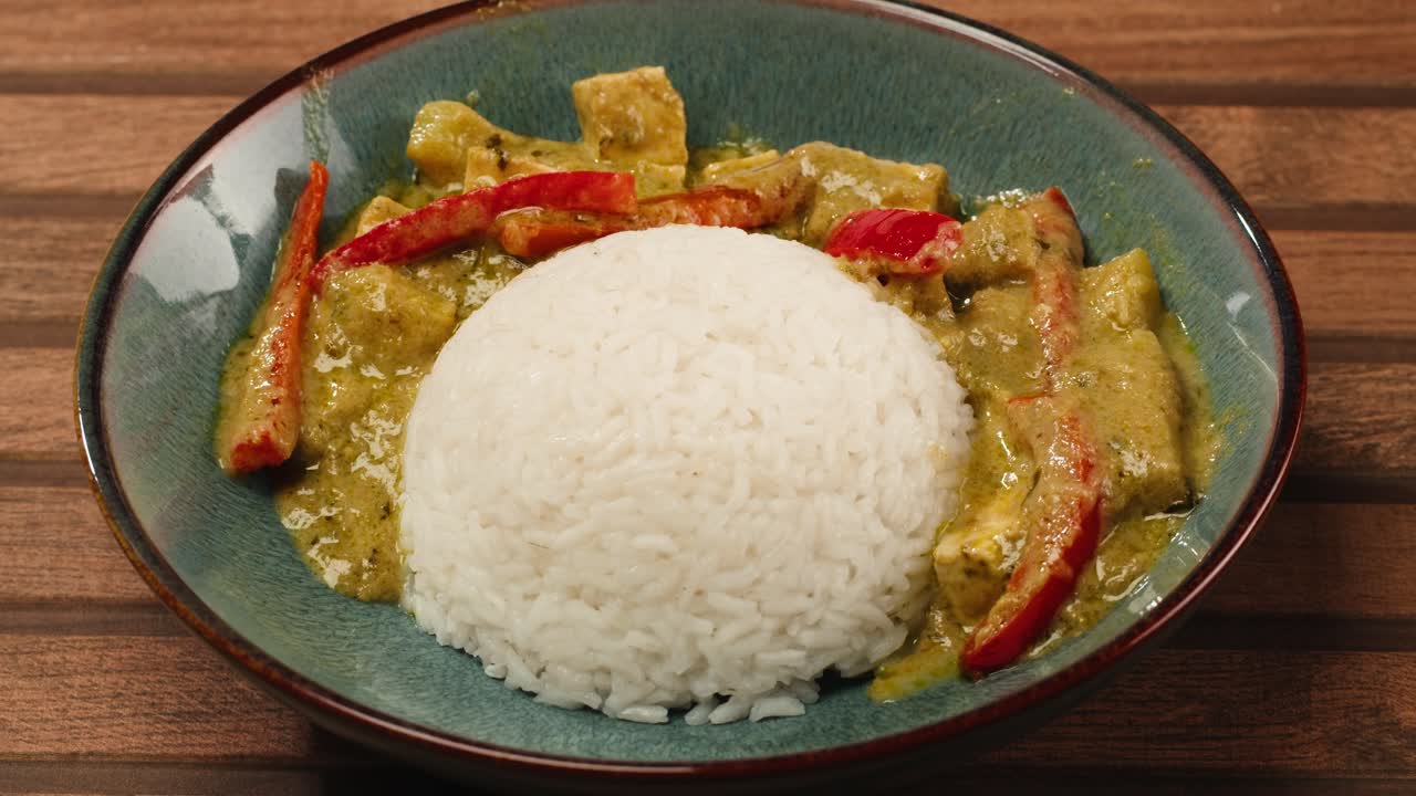 A bowl of Thai green curry with rice