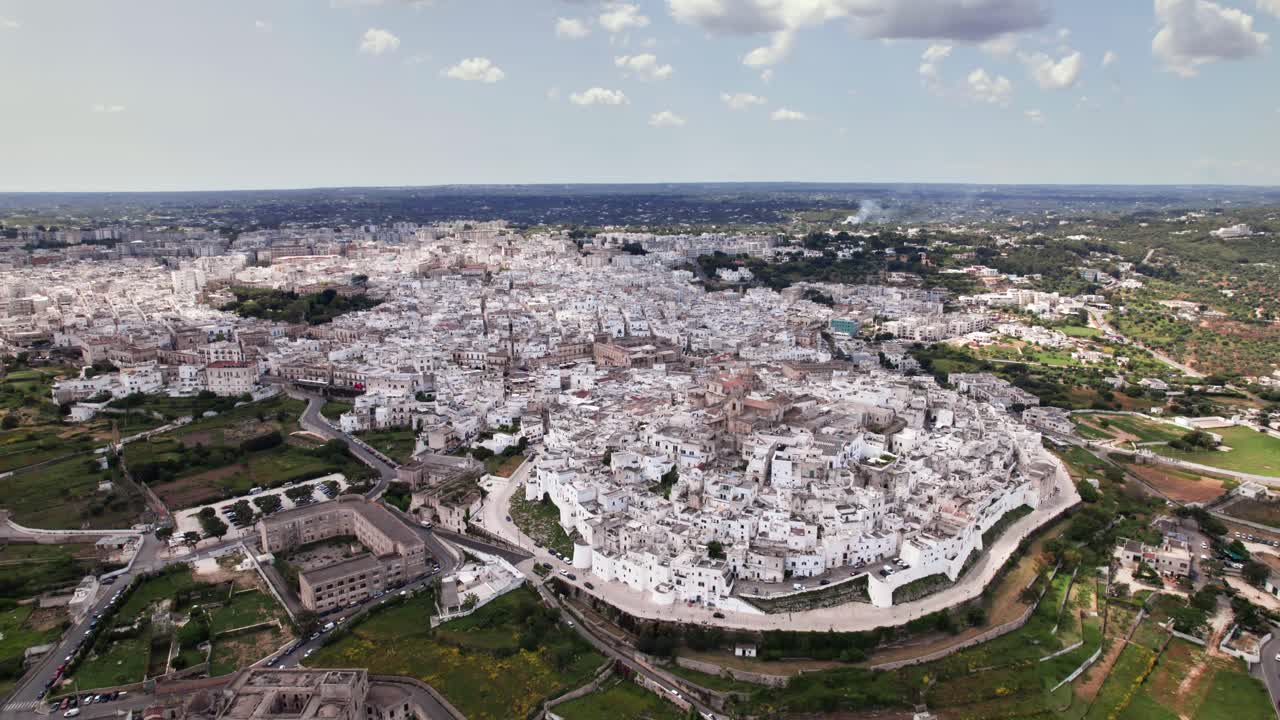 Vista panoramica aerea della vecchia città bianca di Ostuni in Puglia, Italia, meta turistica