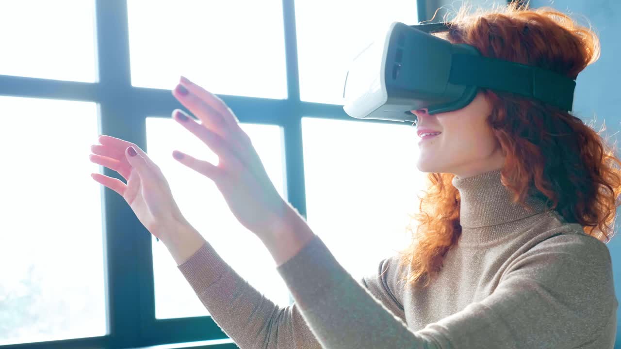 wanita mengalami realitas virtual