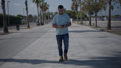 hombre caminando en el parque de la ciudad