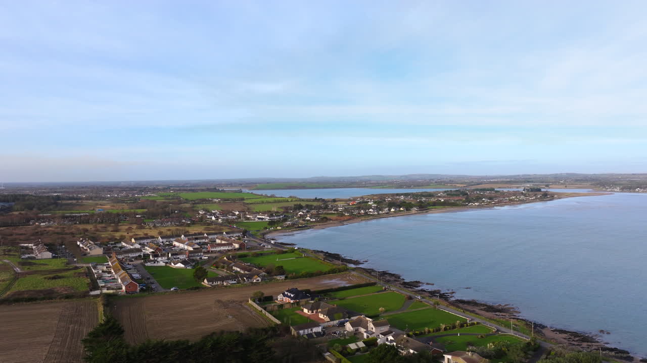 Filmato aereo cinematografico 4K che cattura la costa di Portrane nella Contea di Dublino_65