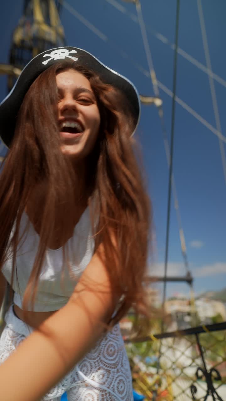 mujer con un sombrero de pirata en un barco