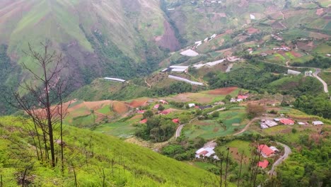 Expedición-De-Senderismo-En-Colinas-Verdes-Con-Pequeñas-Casas-Tradicionales,-Vista-Panorámica-El-Jarillo-Venezuela
