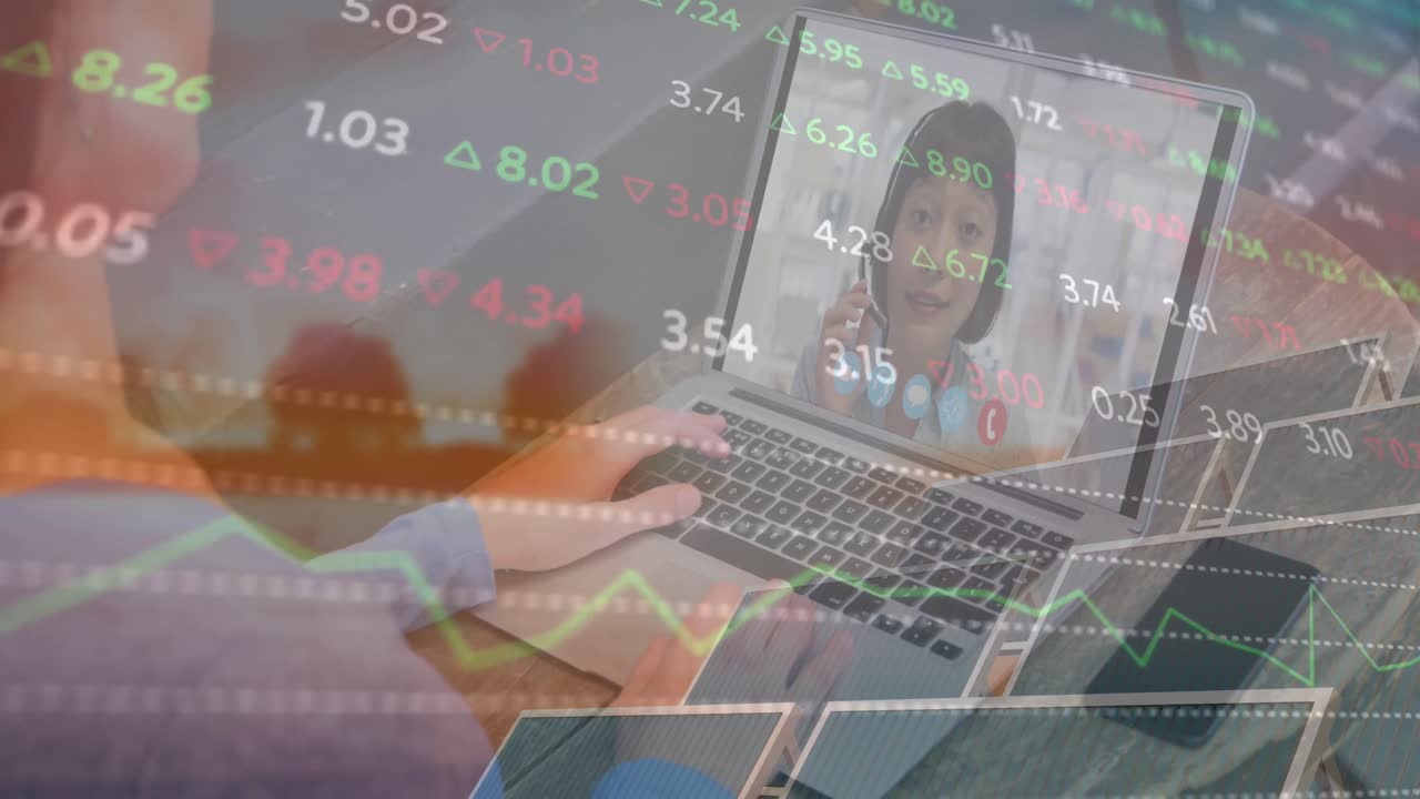 animación de datos financieros y mujer caucásica haciendo una llamada de video en portátil a través de paneles solares