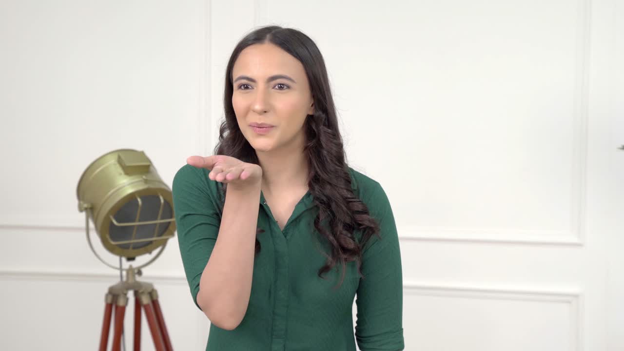 chica india dando un beso volador