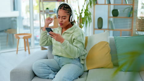 Woman-with-phone,-headphones