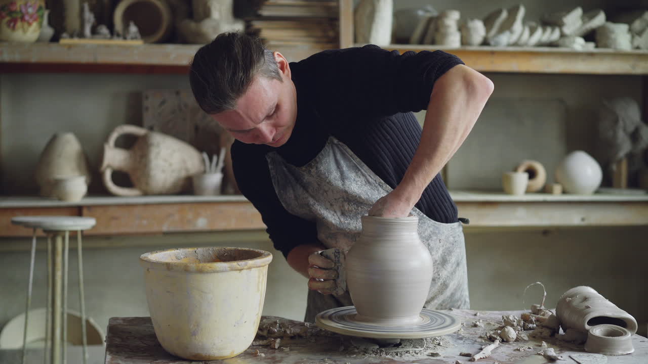도자기 예술가 가 바 에 점토 를 형성 하고 있다