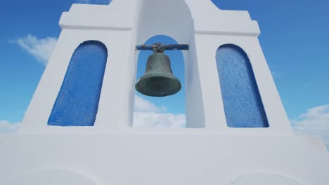 campana de iglesia blanca azul en oia, santorini