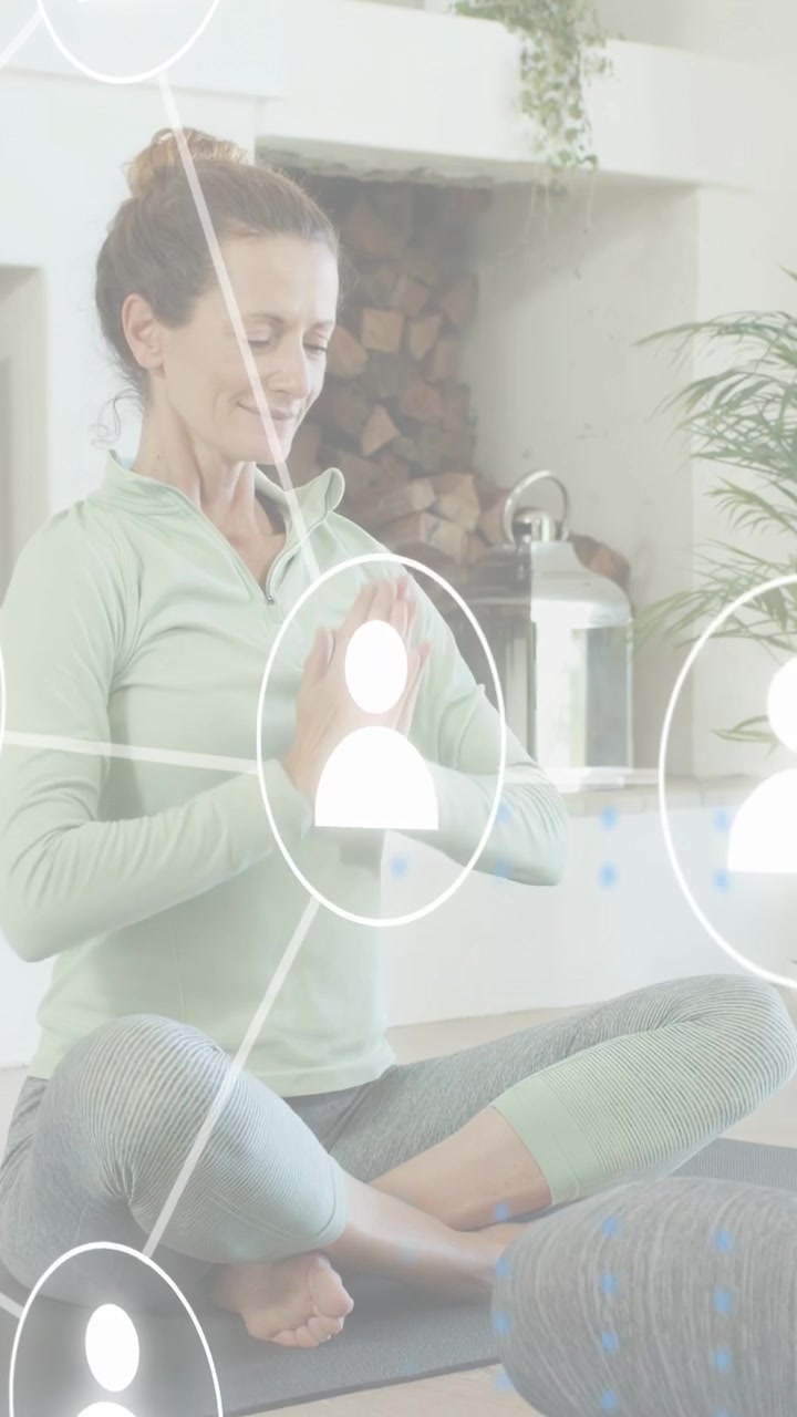 Vídeo vertical: Mulher à direita levantando os braços, guiando parceiro em yoga para a calma, ícones de rede subindo.