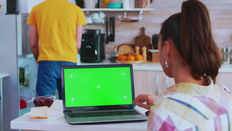 Business-woman-working-on-laptop-with-green-screen