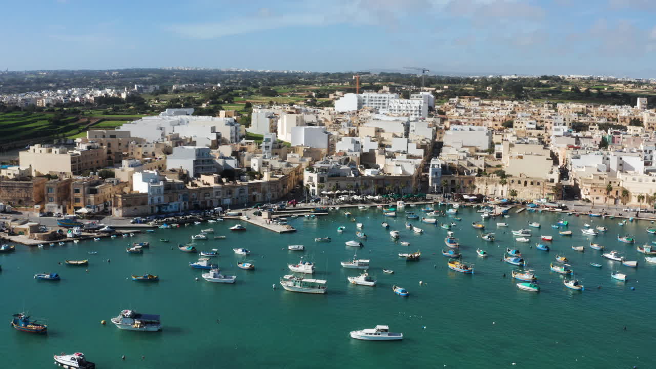 몰타의 marsaxlokk 어촌 마을 항구에 있는 보트 - 공중 드론 샷