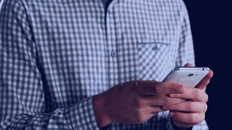 formas abstractas y coloridas contra la sección media del hombre usando un teléfono inteligente