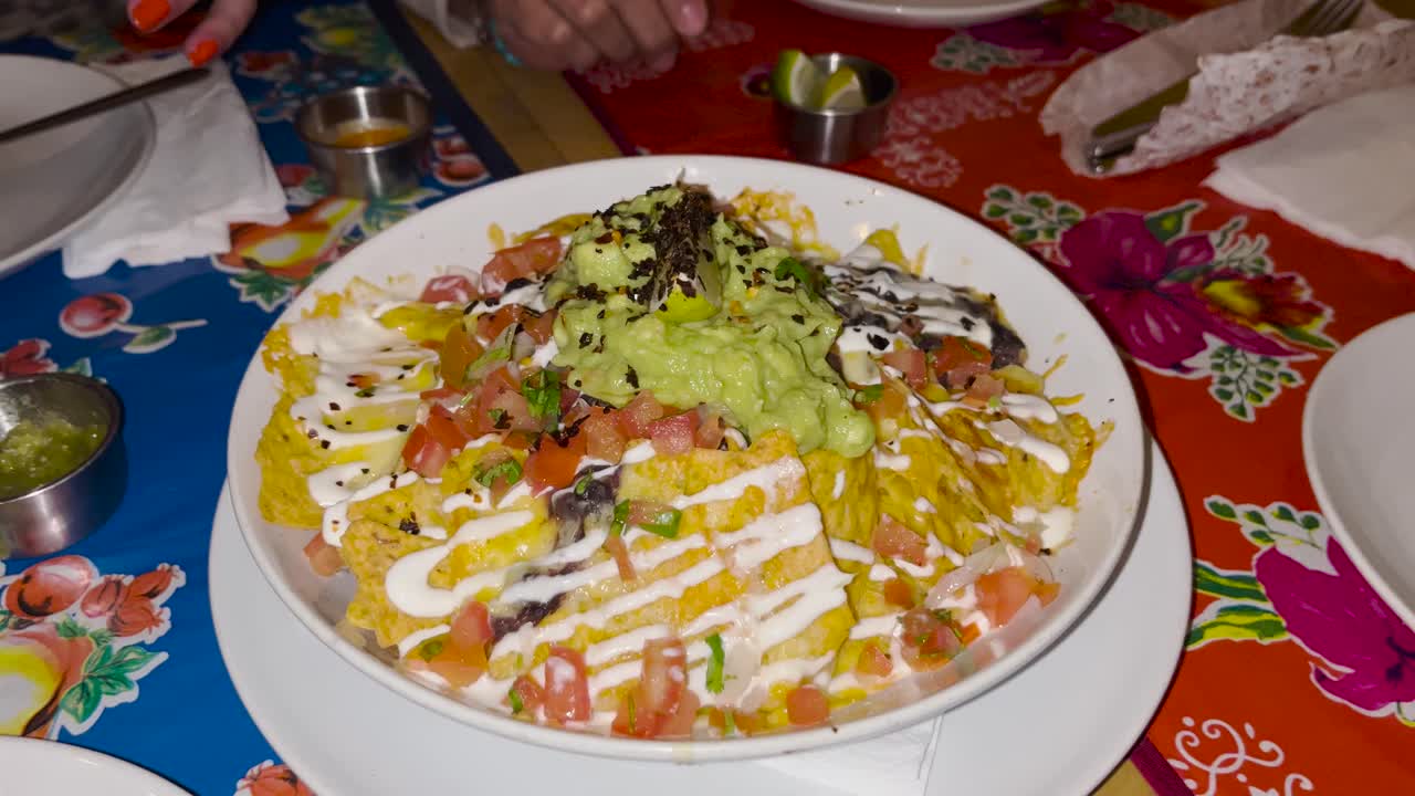 cocina latinoamericana influenciada por la cultura española. tacos cocina mexicana en un hermoso plato de mármol. cafetería al aire libre.