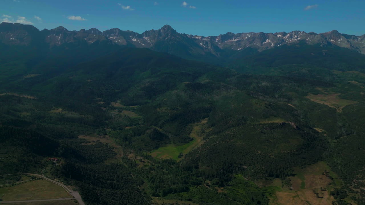 colorado escénico aéreo cinematográfico drone verano san juans montañas rocosas ridgway ralph lauren rancho monte sniffels dallas rango 14er millón de dólares autopista mañana cielo azul círculo derecho movimiento