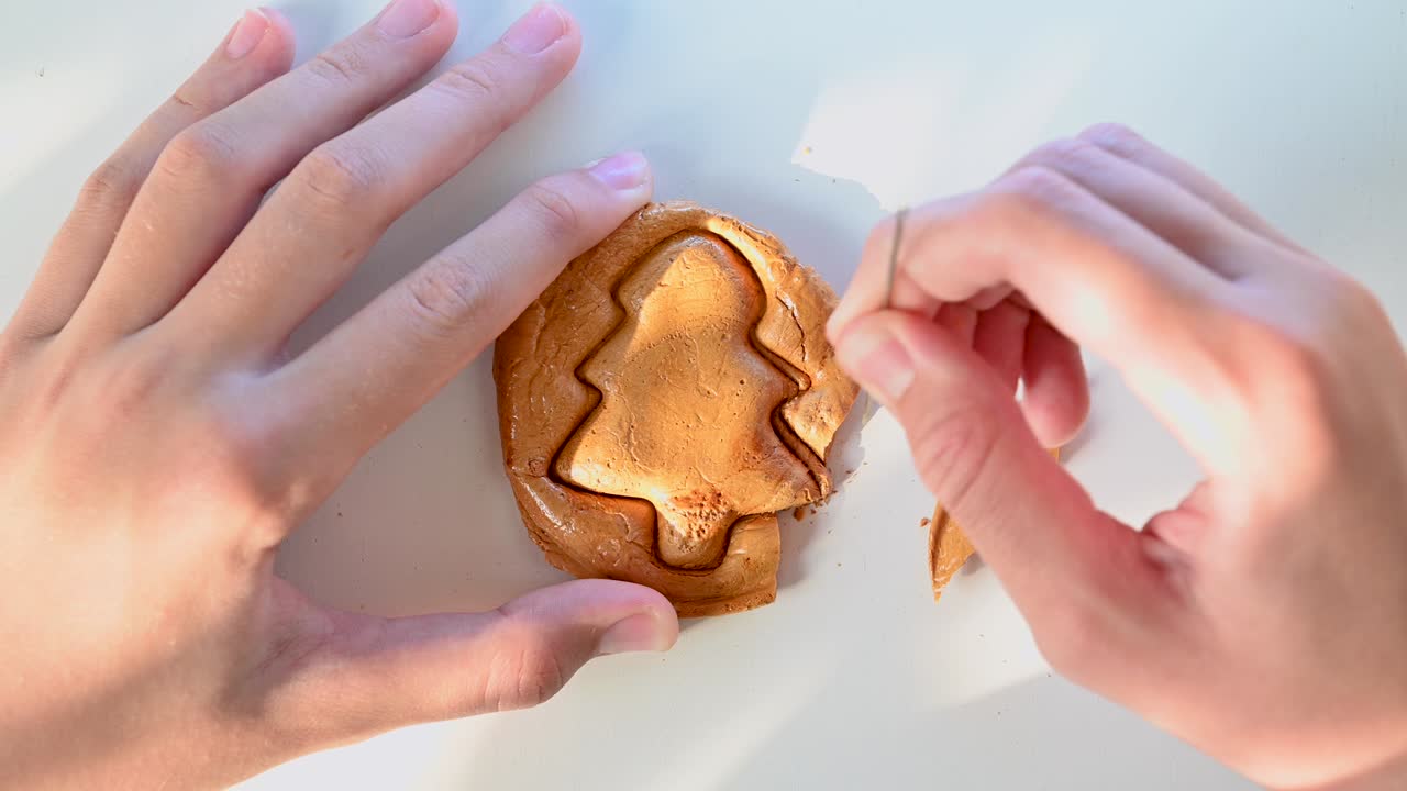 남자 손 클로즈업 스크래치 갈색 설탕 카라멜 사탕