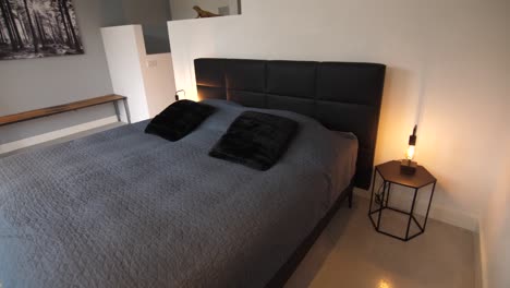 cama negra dentro de un dormitorio