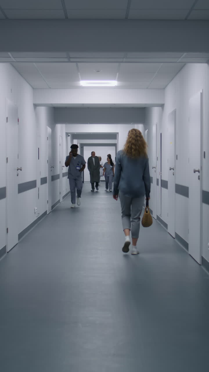 corredor del hospital con personas